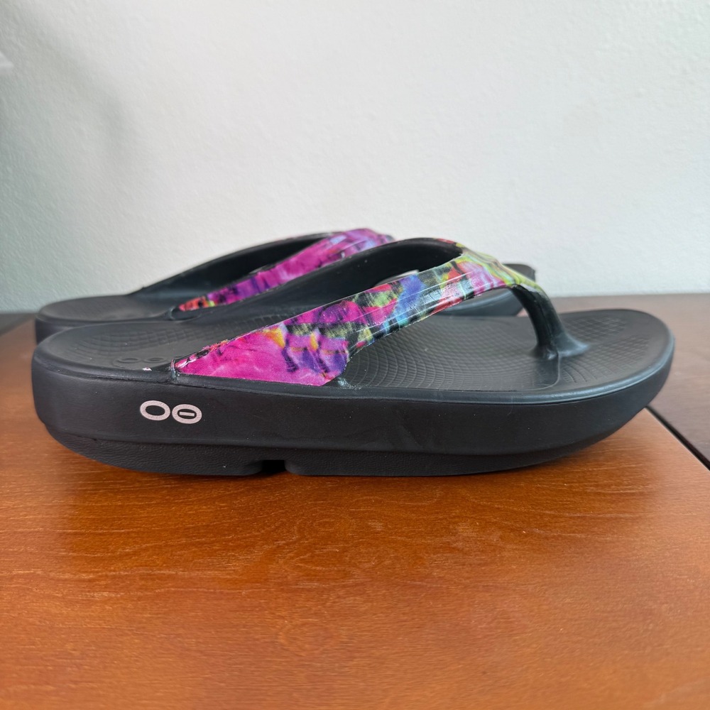 OOFOS OOlala Recovery Sandals Women 6 (37) Black Multi Tie-Dye Straps Flip Flops